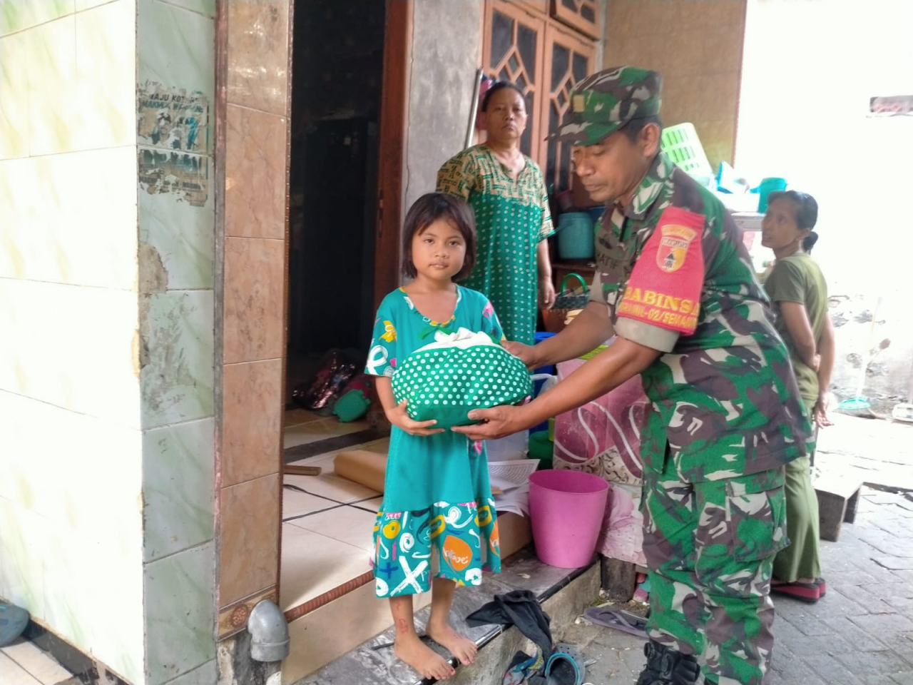 Babinsa Pegirian Peduli Dengan Anak Yatim dan Kaum Dhuafa di Wilayah Binaan