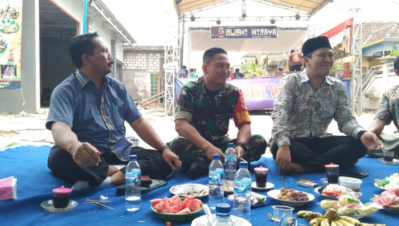 Babinsa Benjeng bersama Babinkamtibmas Menghadiri Sedekah Bumi Dusun Kalipadang