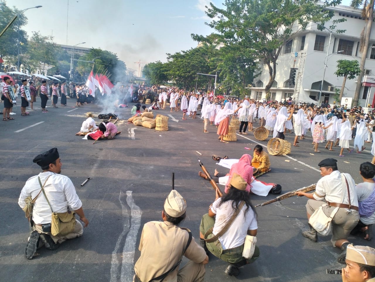 Wali Kota Eri Gelorakan Semangat Kemerdekaan Lewat Parade Surabaya Juang