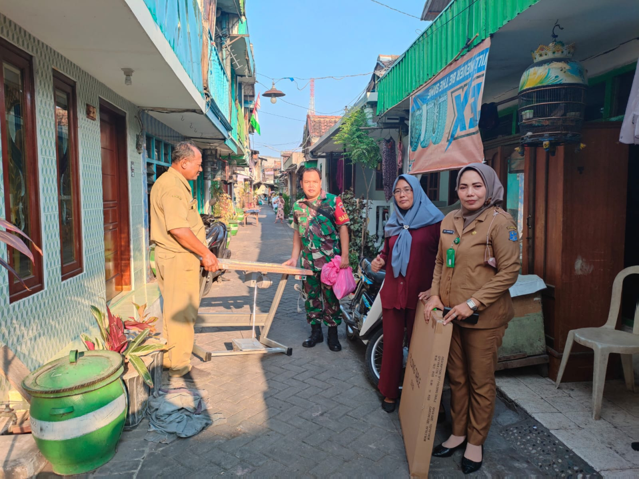 Bersama Stakholder Terkait, Babinsa Salurkan Bantuan Mesin Jahit Bagi Keluarga Miskin (Gamis) Ekstrim