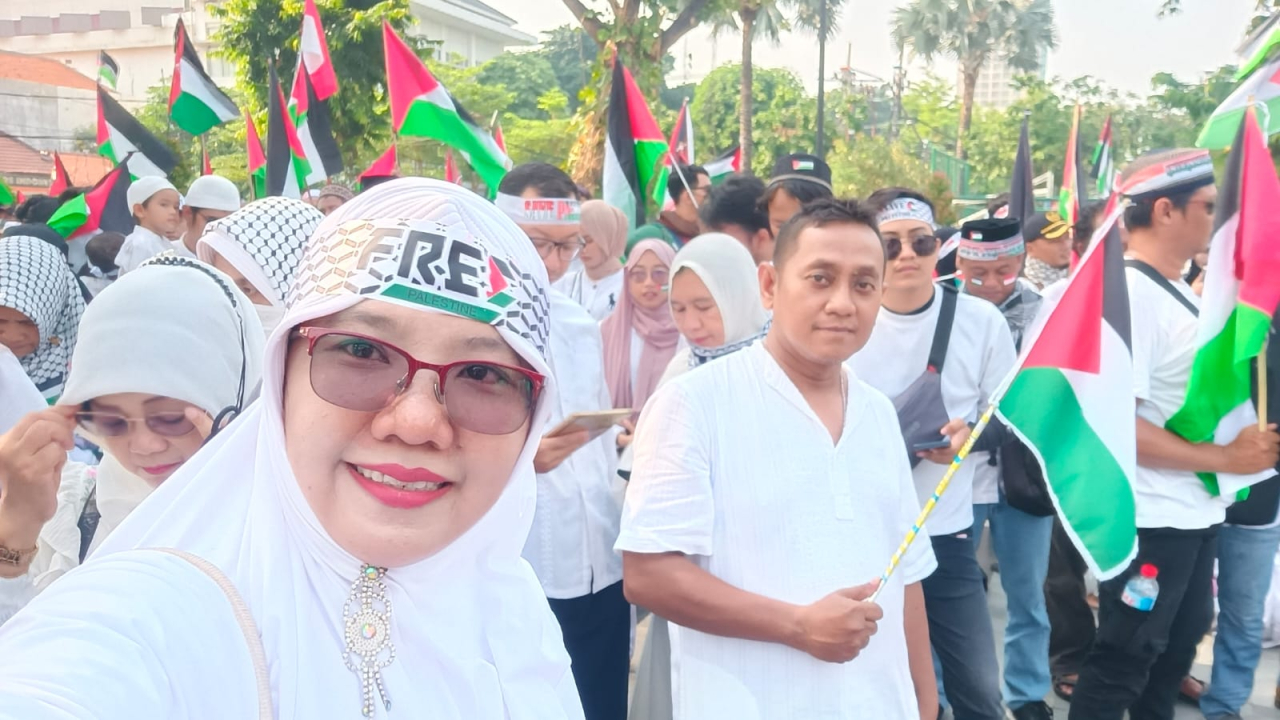 Ratusan Ribu Jiwa dalam Aksi Super Damai Palestina di Depan Grahadi Surabaya