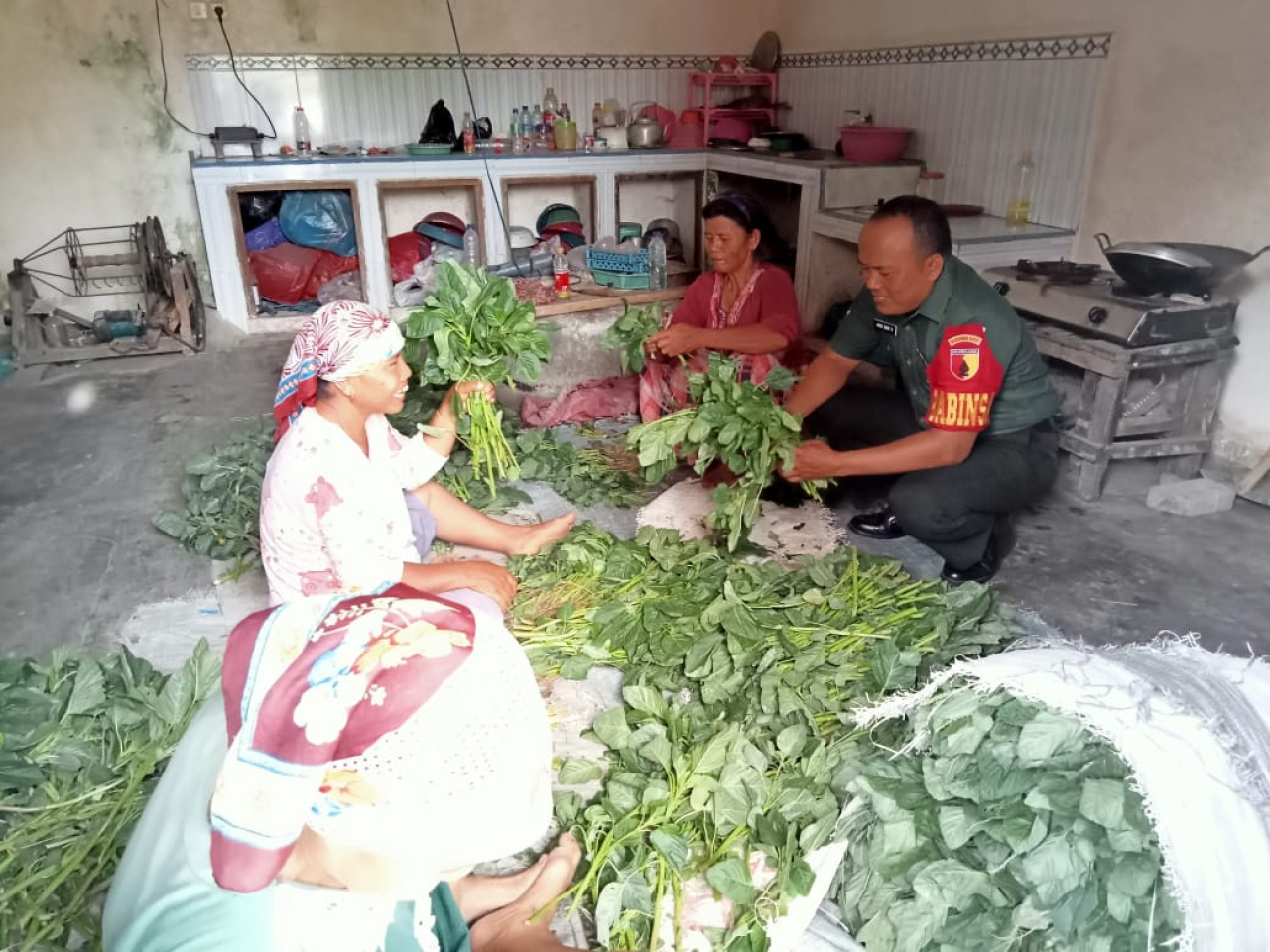 Melalui Komsos Babinsa Bungah Berikan Motivasi Semangat Usaha Pedagang Sayur-sayuran Hijau