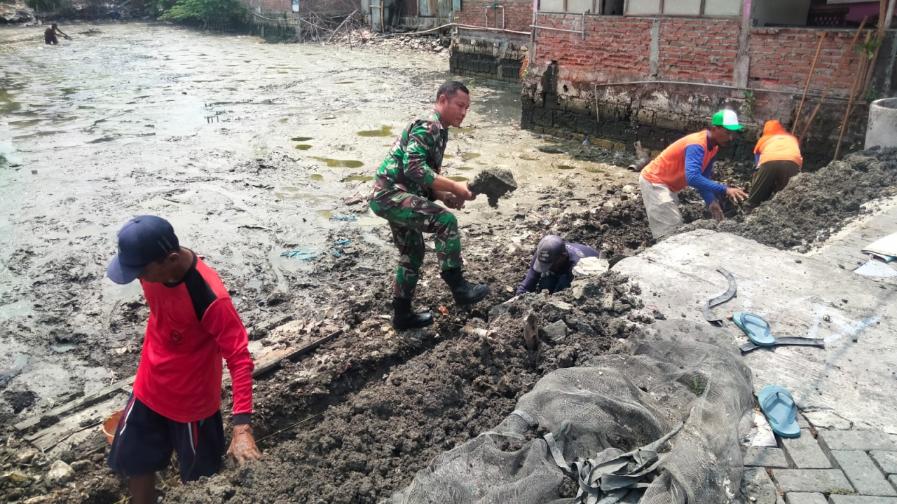 Karya Bakti Babinsa Menganti, Bantu Warga Dalam Perbaikan Plesengan Waduk