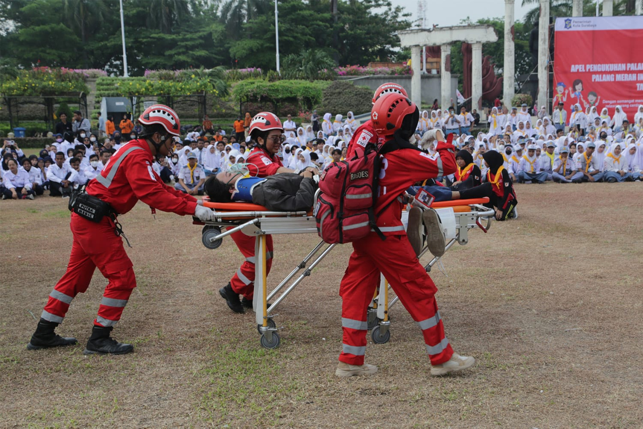 Ribuan Anggota Palang Merah Remaja dan Relawan PMI Surabaya Dikukuhkan