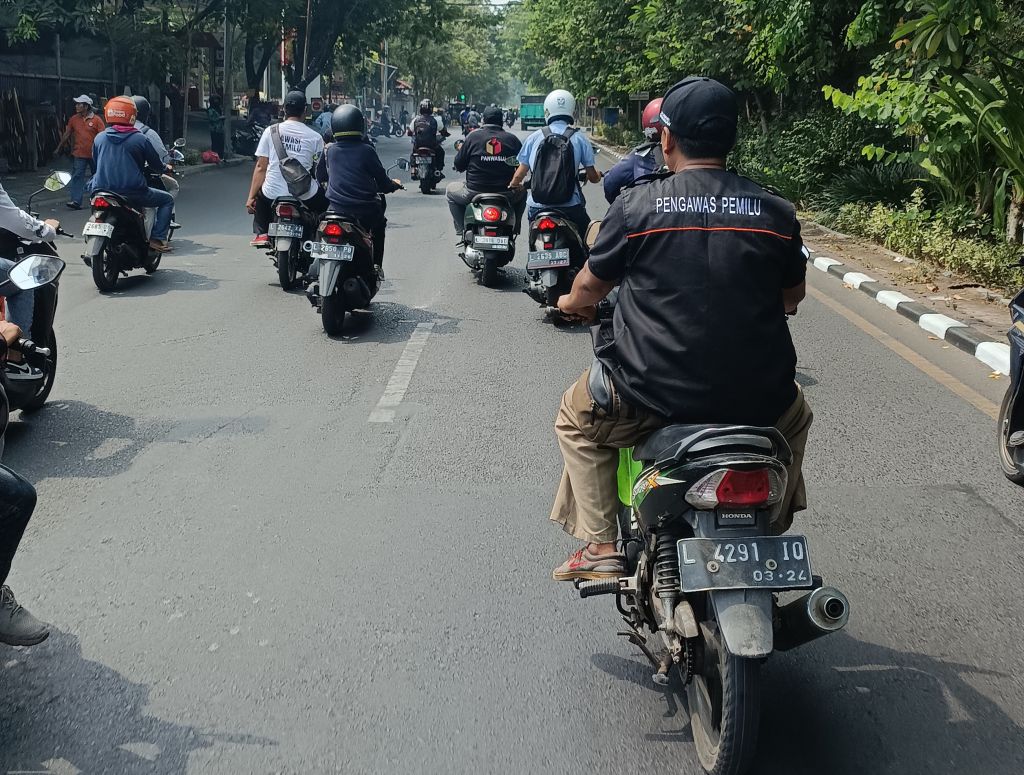 Rombongan Pengawas Pemilu Bangga Tak Gunakan Helm di Jalan Raya