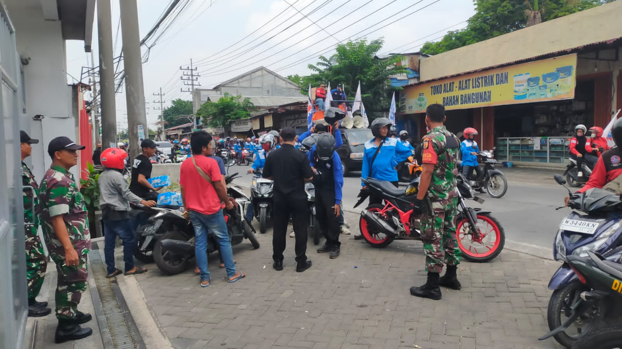 Babisa Koramil Menganti, Monitoring Buruh di Gresik, Unjuk Rasa Menuju Surabaya