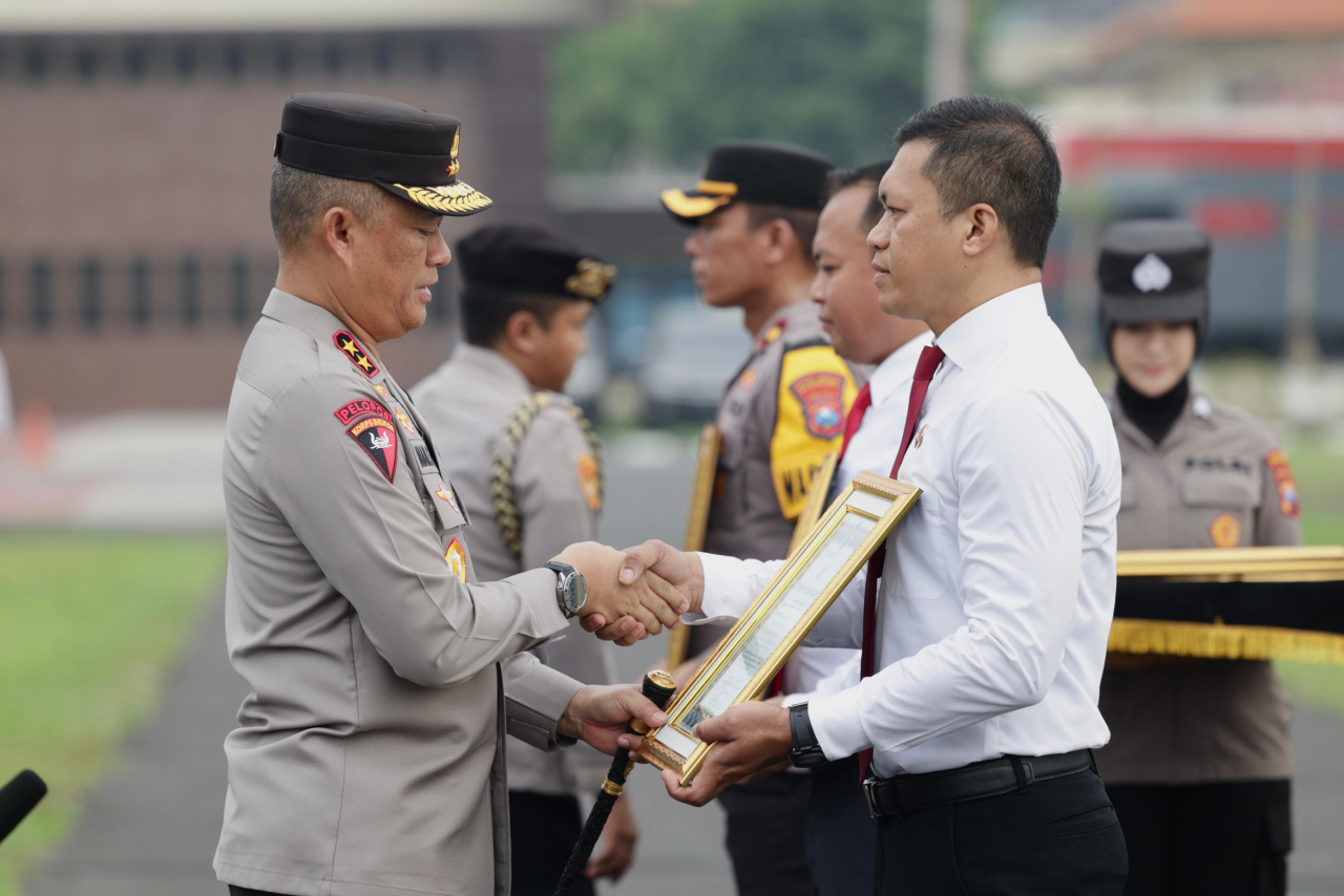 Beri Penghargaan Kepada 40 Personel Berprestasi, Berikut Arahan Kapolda Jatim Jelang Pemilu dan Nataru 2024