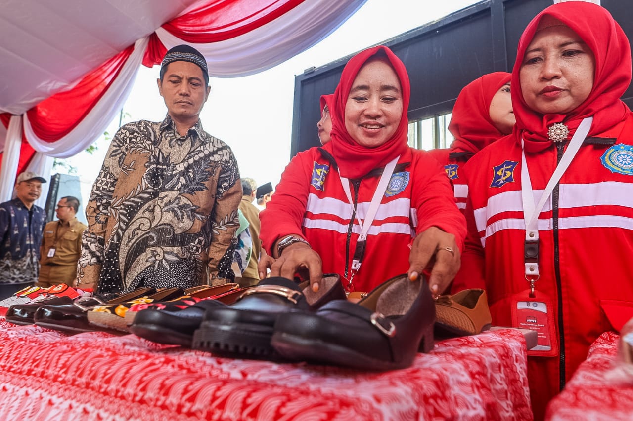 Pengrajin Sepatu Tambak Osowilangun Dapat Bantuan 5 Paket Peralatan