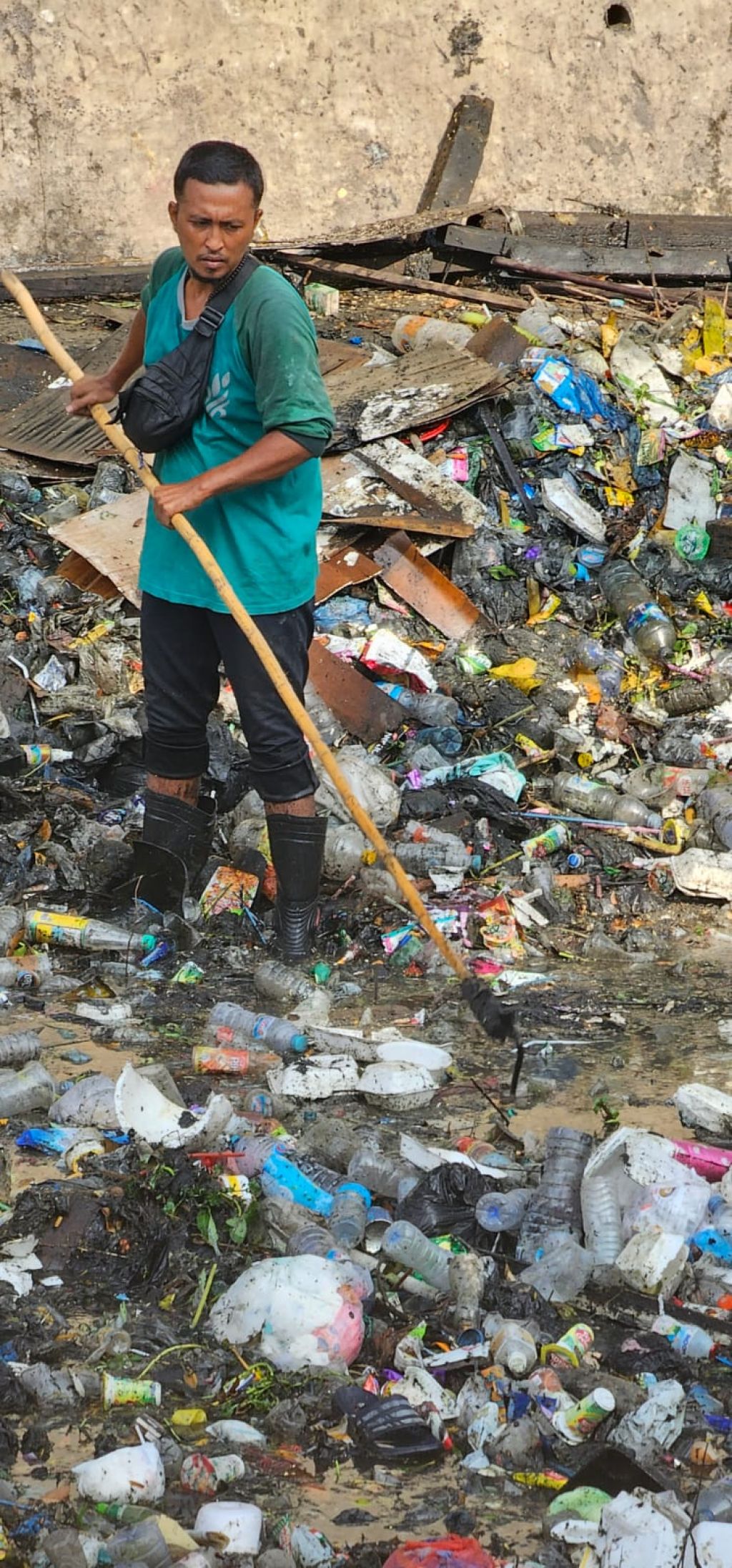 Trashboom Sungai Pogot Surabaya Penuh Sampah, Paling Banyak dari Produsen Wings dan Indofood