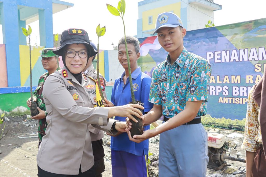 Kapolres Tanjung  Perak Tanam Mangrove Peringati HUT Korp Brimob dan Polairud ke 73,