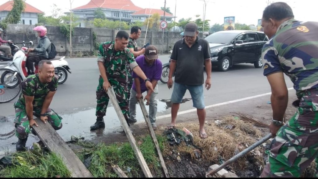 Koramil 0830/01 Krembangan Bersihkan Drainase Antisipasi Hujan