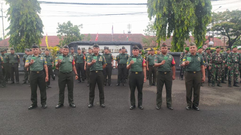 Kodim 0830/Surabaya Utara Laksanakan Pembagian Buku Saku Netralitas TNI