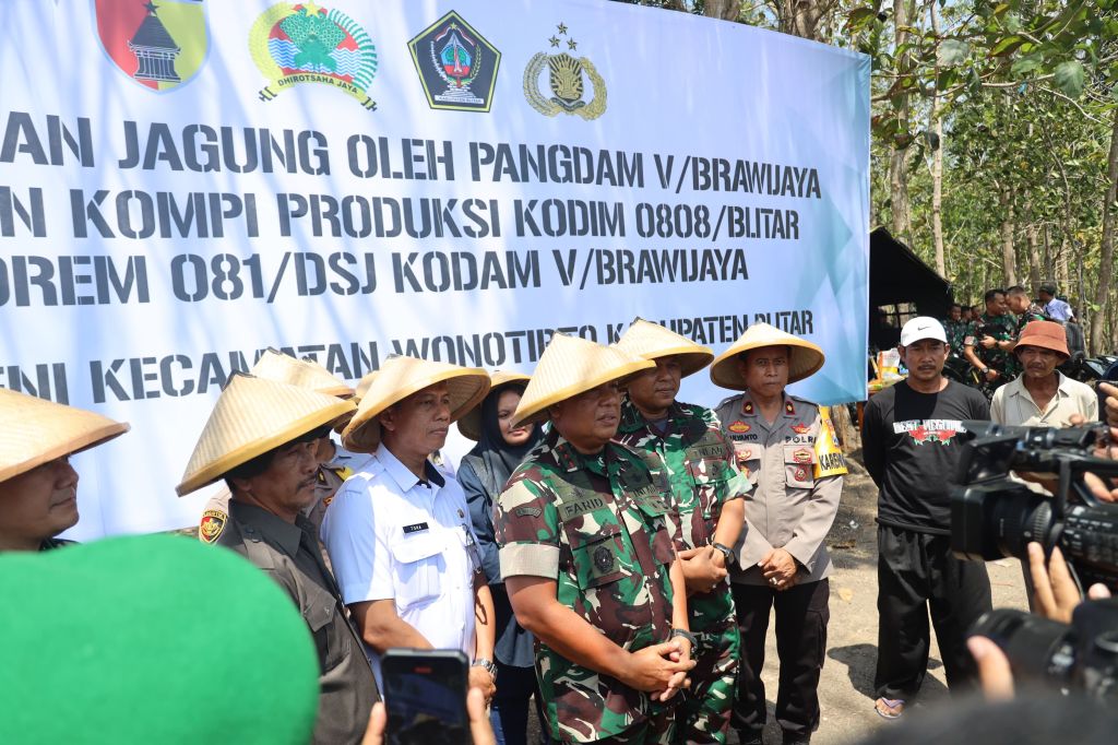 Tanam Jagung Di Ngeni Blitar Bersama Pangdam V Brawijaya