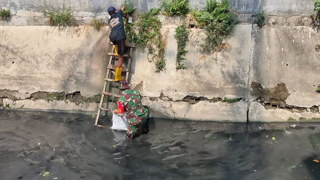 Antisipasi Banjir dan Wabah Penyakit, Kodim 0830/Surabaya Utara Gelar Karya Bhakti