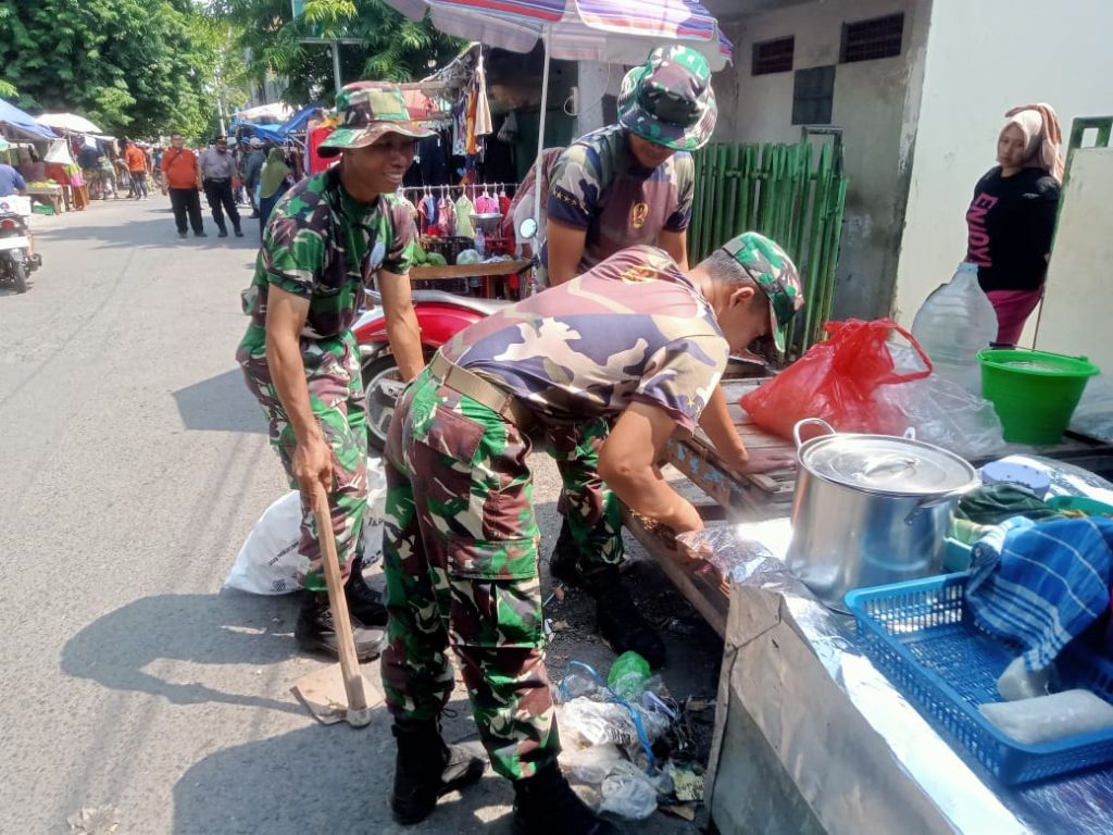KODIM 0832 Gelar Karya Bhakti Pembersihan Lingkungan Pasar Banyu Urip Bersama 3 Pilar