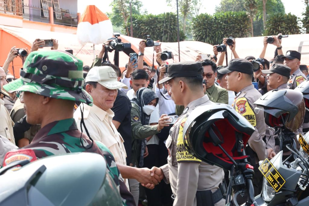 Menhan Prabowo Kunjungi Korban Erupsi Gunung Marapi di Kabupaten Agam, Sumbar