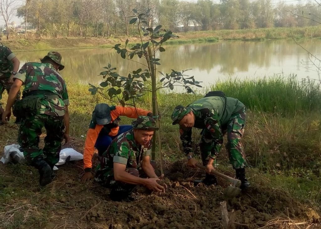 Antisipasi cegah Terjadinya Banjir Kodim 0830 Tanam Pohon