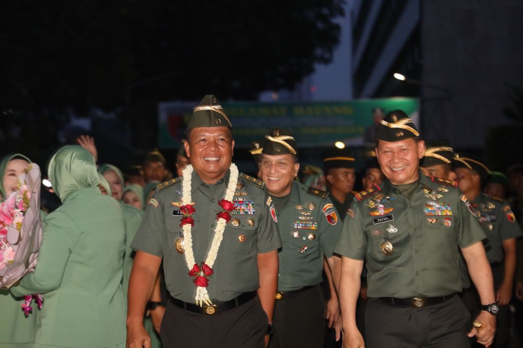 Kedatangan Mayjen TNI Rafael Granada Baay Disambut Ratusan Prajurit dan Persit di Lingkungan Kodam Brawijaya