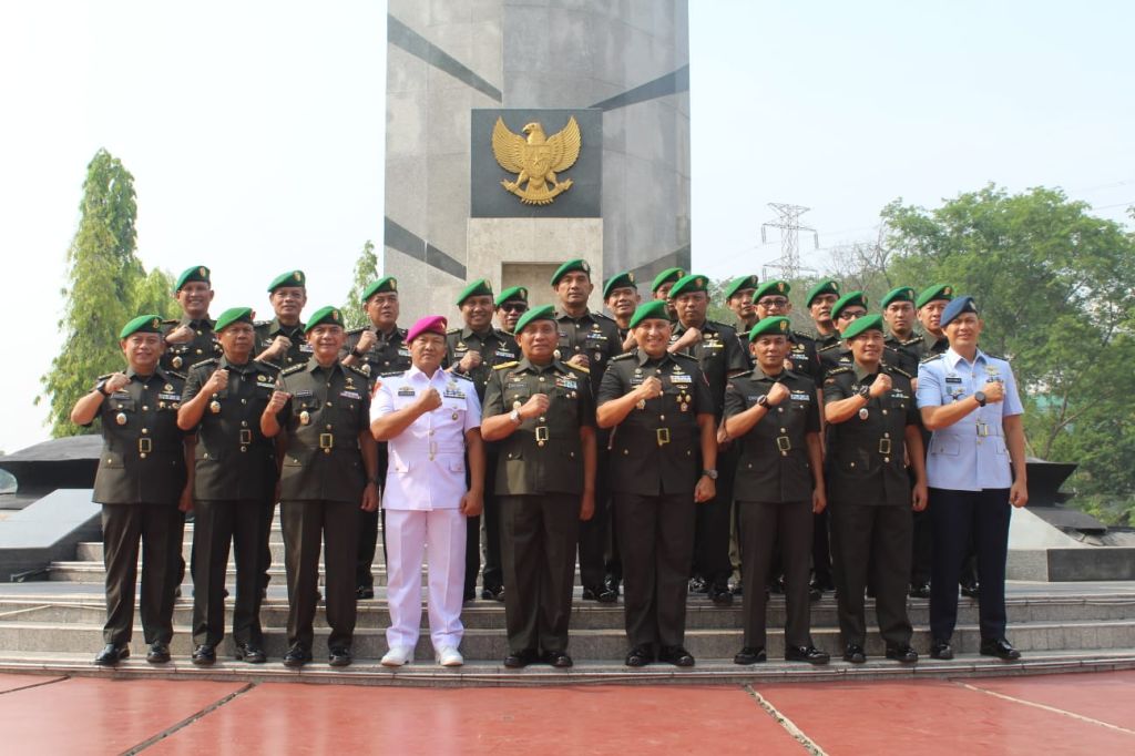 Peringati Hari Juang TNI AD dan HUT Kodam V/Brawijaya, Dandim Ikuti Ziarah Ke TMP 10 Nopember