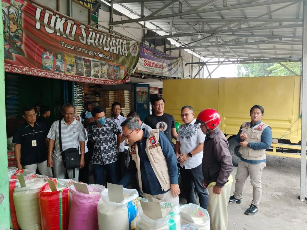 Satgas Pangan Bareskrim Polri bersama Polda Jatim Sidak Pasar Sentra Beras