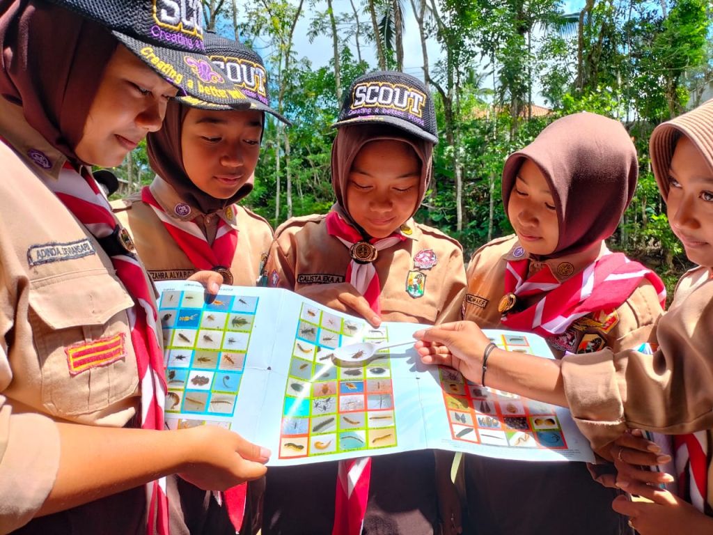 Siswa SMP 2 Dongko Bersama ECOTON serta Pokdarwis dan Tim Ekspedisi Sungai Gelar Biomonitoring