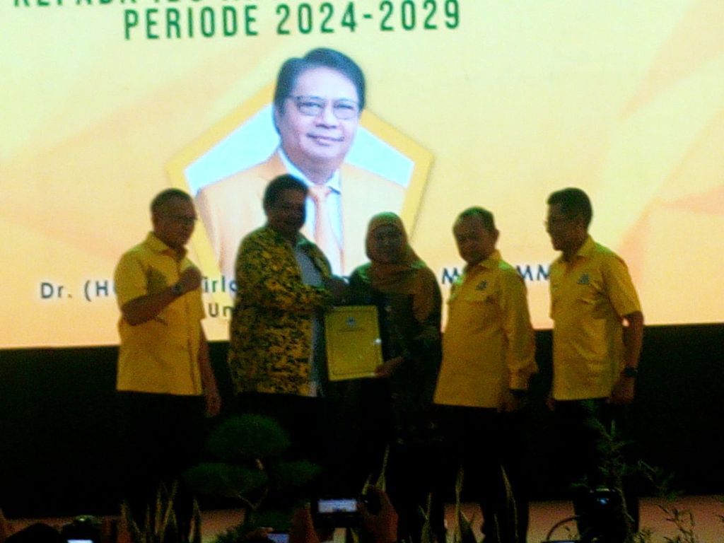 Ketum Golkar Airlangga Beri Rekom Khofifah Di Cagub Jatim 2024