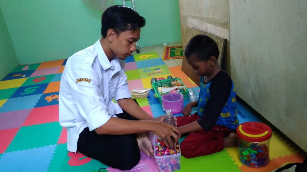 Cerita Suraji yang Memilih Abdikan Diri Mengajar Anak-anak Berkebutuhan Khusus