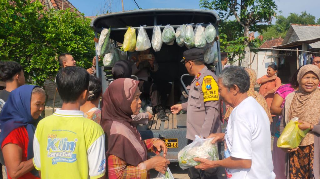 Jum'at Berkah, Polsek Kalitidu Sapa Warga dengan Bagi - Bagi Sayur