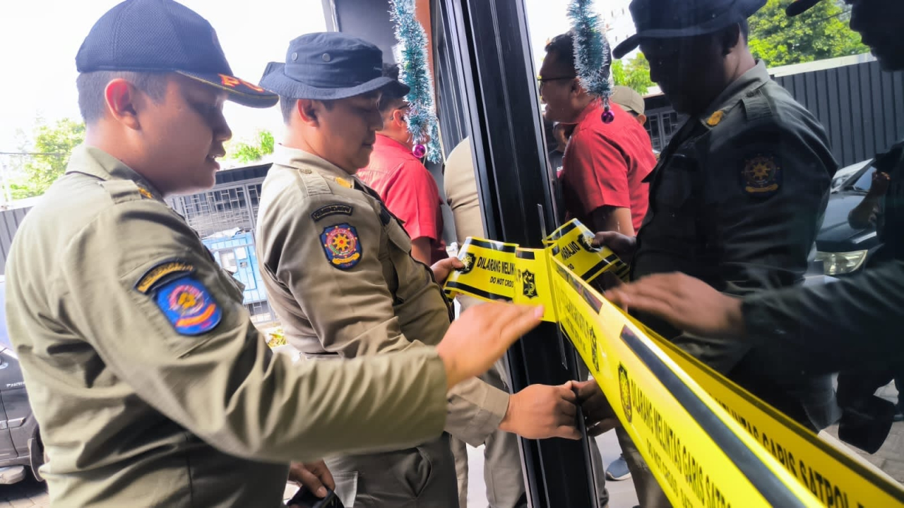 Satpol Pol PP kota Surabaya saat menyegel di salah satu Rekreasi Rumah Hiburan (RHU) (Foto:Istimewa/kominfo sby/dok)