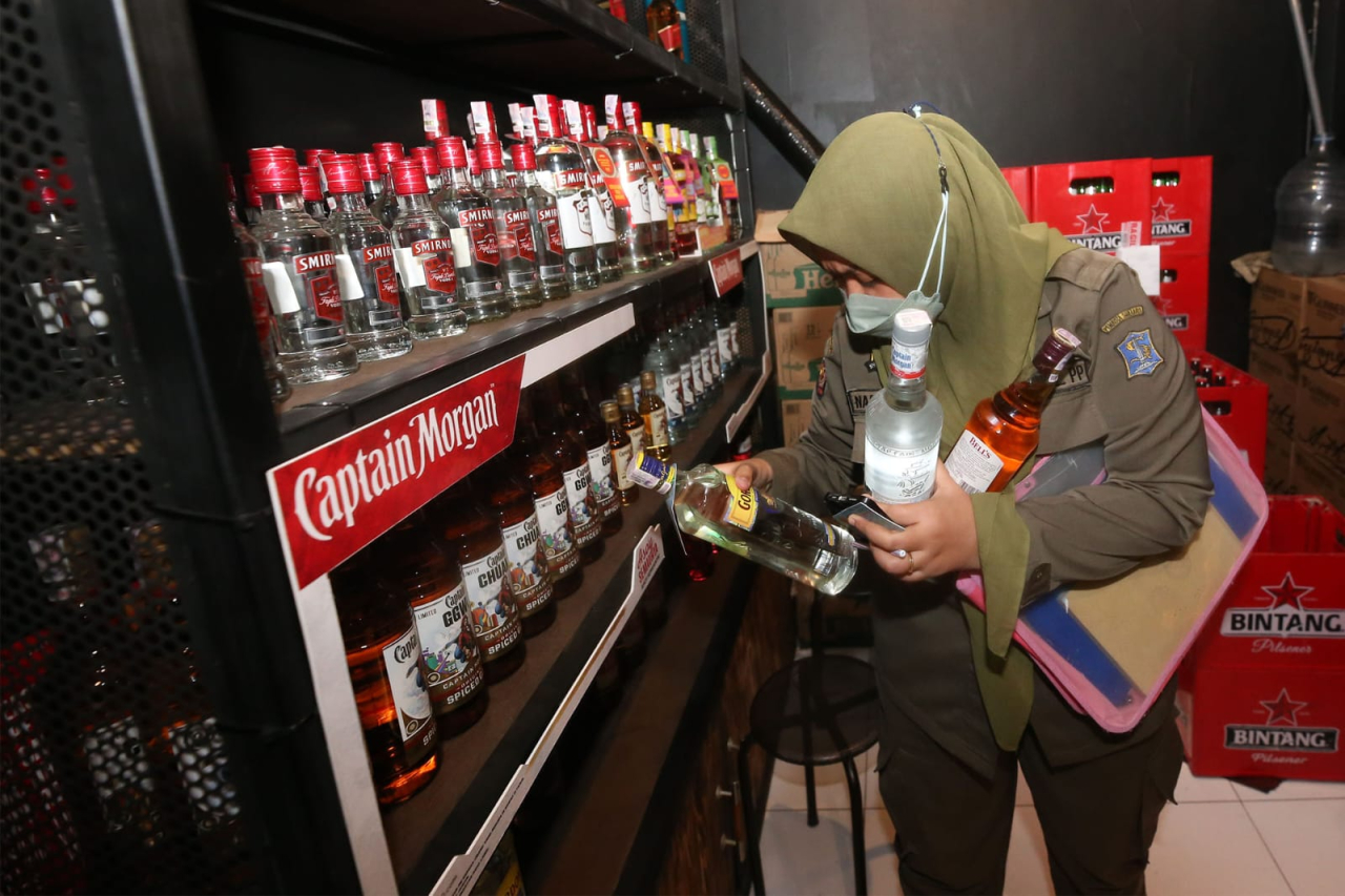 Tak Kantongi Izin, Satpol PP Sita Minuman Alkohol Di Surabaya