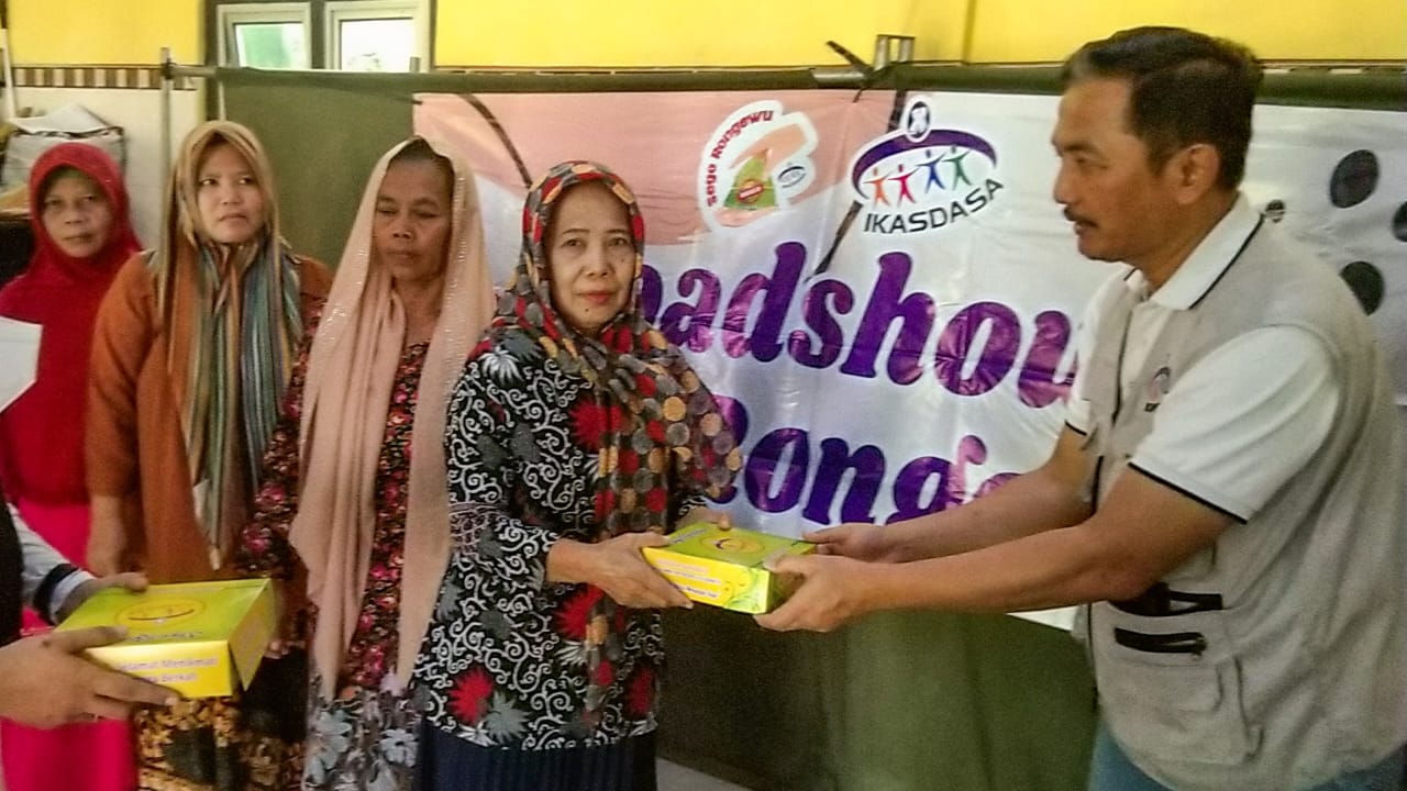 Ketua Ikasdasa Drs Bambang Udi Ukoro SH.MSi (kanan) saat membagikan nasi kotak kepada janda kaum duafa di Dusun Sidofajar, Desa Tajung Widoro, Gresik (Foto: Istimewa/dok/Ikasdasa)