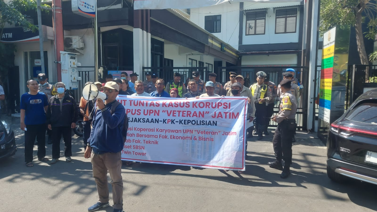 Aksi Mapekkat Di Depan Kejari Tanjung Perak, Alokasi Pembangunan UPN Veteran Diduga Dikorupsi!