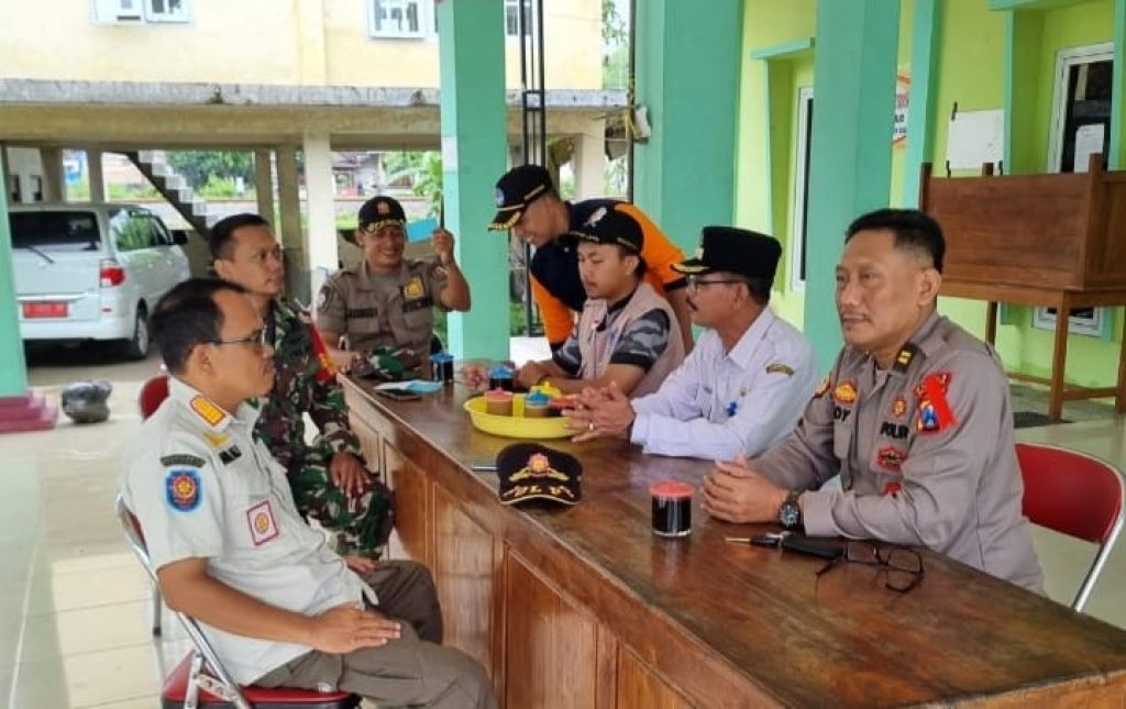 Polsek Kalitidu bersama Forkopimcam Cek Lokasi Rawan Banjir Desa Sukoharjo