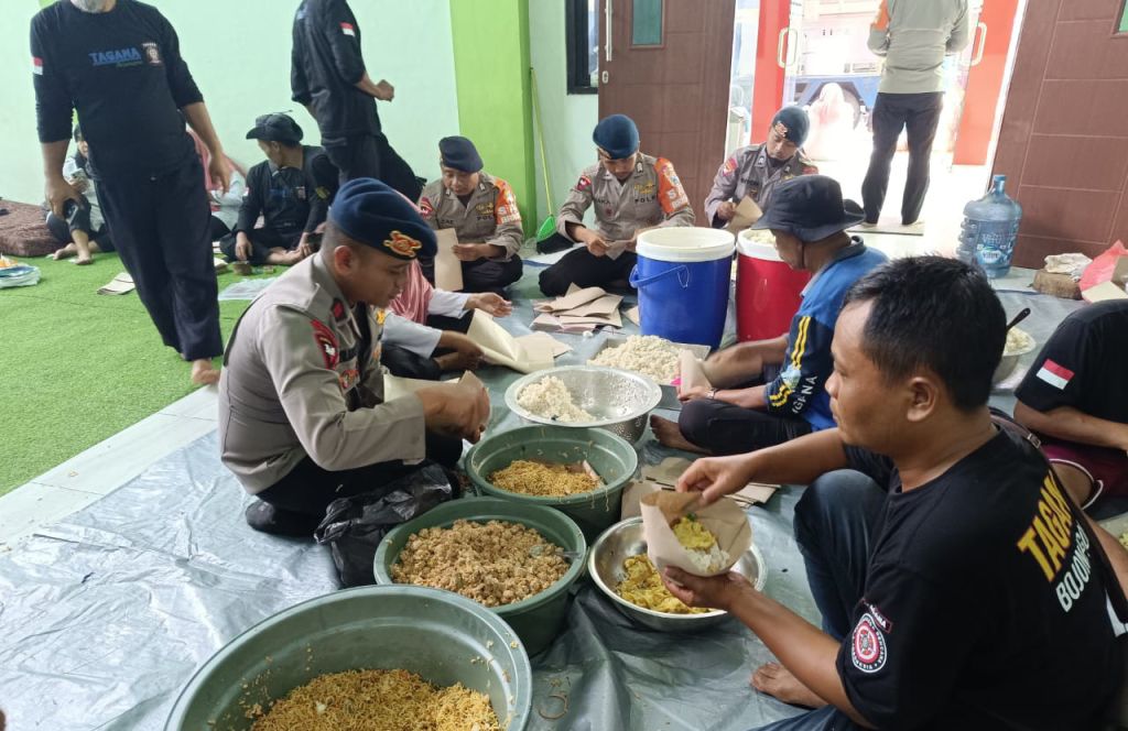 Tim SAR Batalyon C Satrimob Polda Jatim Distribusikan 1500 Nasi Bungkus  Untuk Korban Banjir