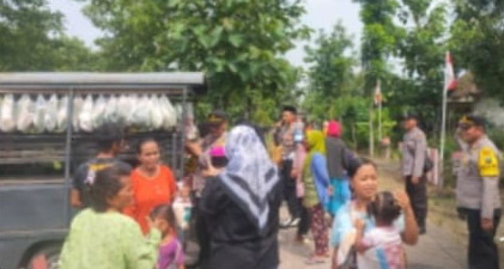 Gelar Jum"at Berkah, Polsek Kalitidu Bagikan Sayur Gratis di Desa Leran