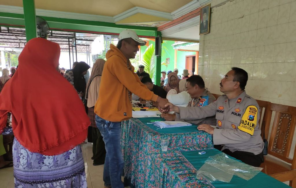 Polsek Sukosewu Amankan Penyaluran Bansos Kemiskinan Extream Tahap 1 di Desa Klepek