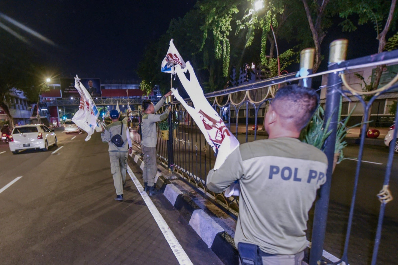 Dimasa Pemilu Tenang, Pencopotan APK Yang Masih Terpasang, 35 Truck Siap Angkut