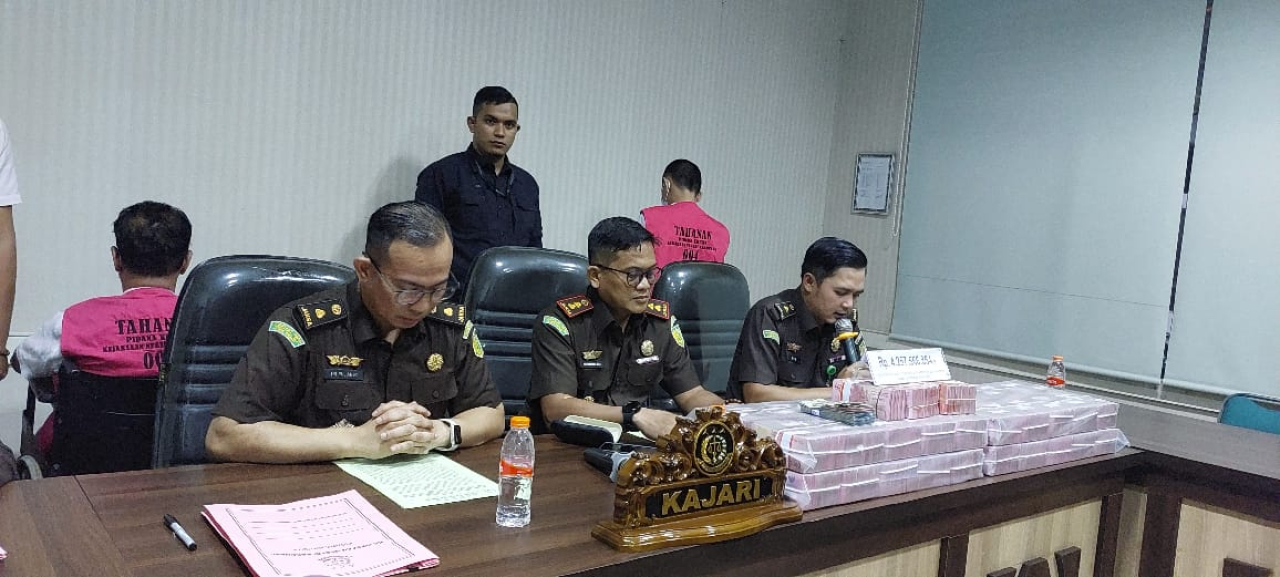 Kejari Karawang Tangkap Dua Orang Tersangka Mafia Pupuk dan Sita Uang 4 Miliar