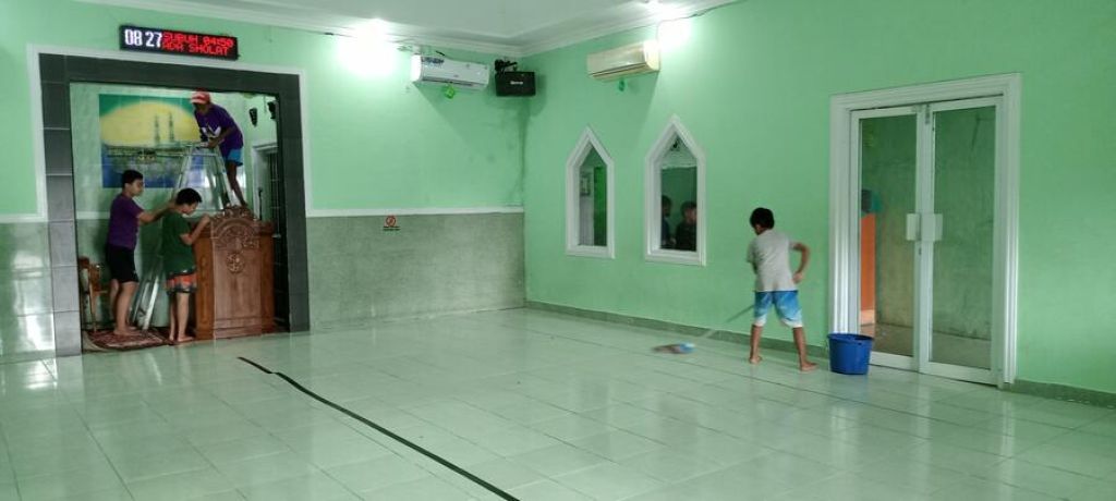 Rutin Tiap Minggu, Remas Masjid Baburroyah Griya Antang Harapan Makassar Kerja Bhakti Bersihkan Masjid