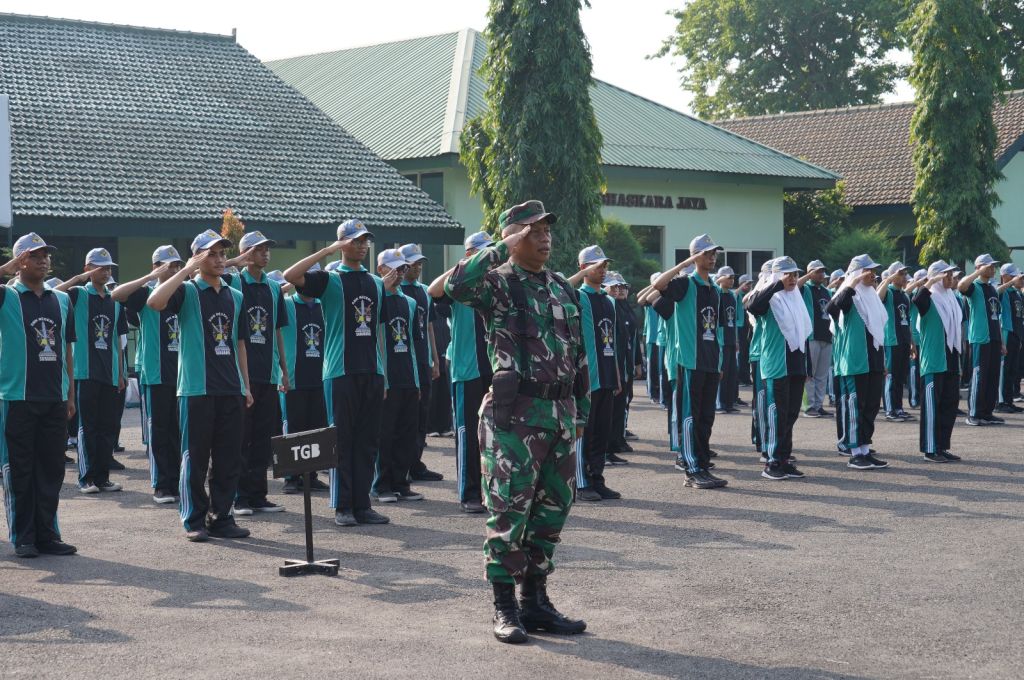 Siswa SMKN 3 Surabaya Mendapat Pembekalan Bela Negara dan Kedisiplinan di Markas Korem 084/BJ