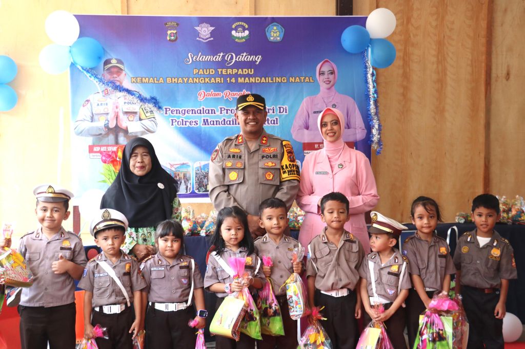 Polres Mandailing Natal menerima kunjungan rombongan anak-anak didik dari TK Bhayangkari 14 Cabang Madina,