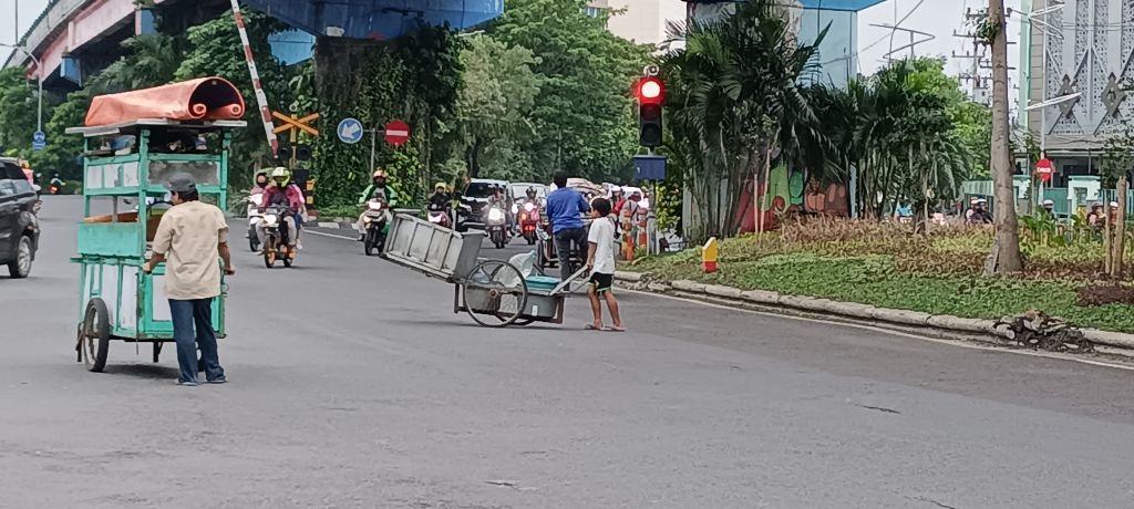 Pedagang Kaki Lima Surabaya Melintasi Jalan Raya Wonokromo.