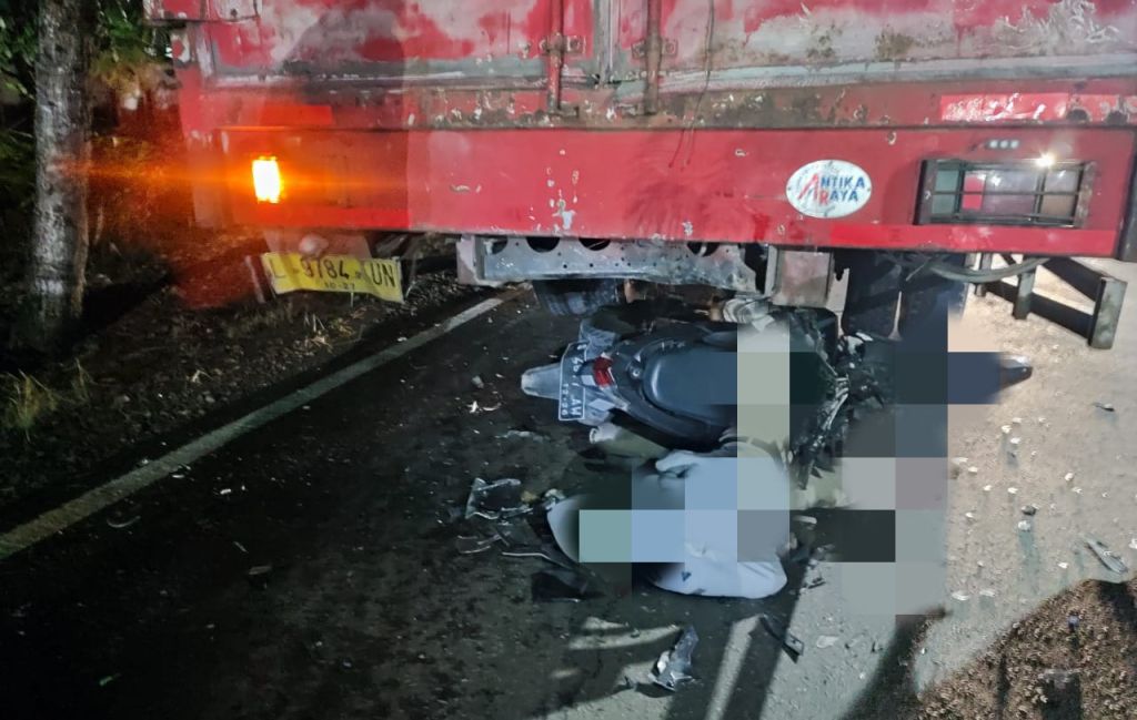 BREAKING NEWS, Pemotor Tabrak Truck Ekspedisi di Baureno