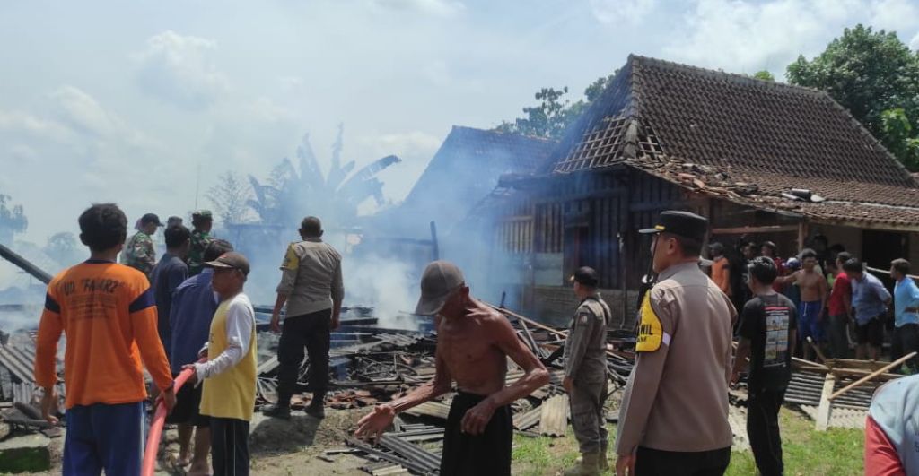 Rumah Warga Gayam Hangus Terbakar saat di Tinggal di Sawah