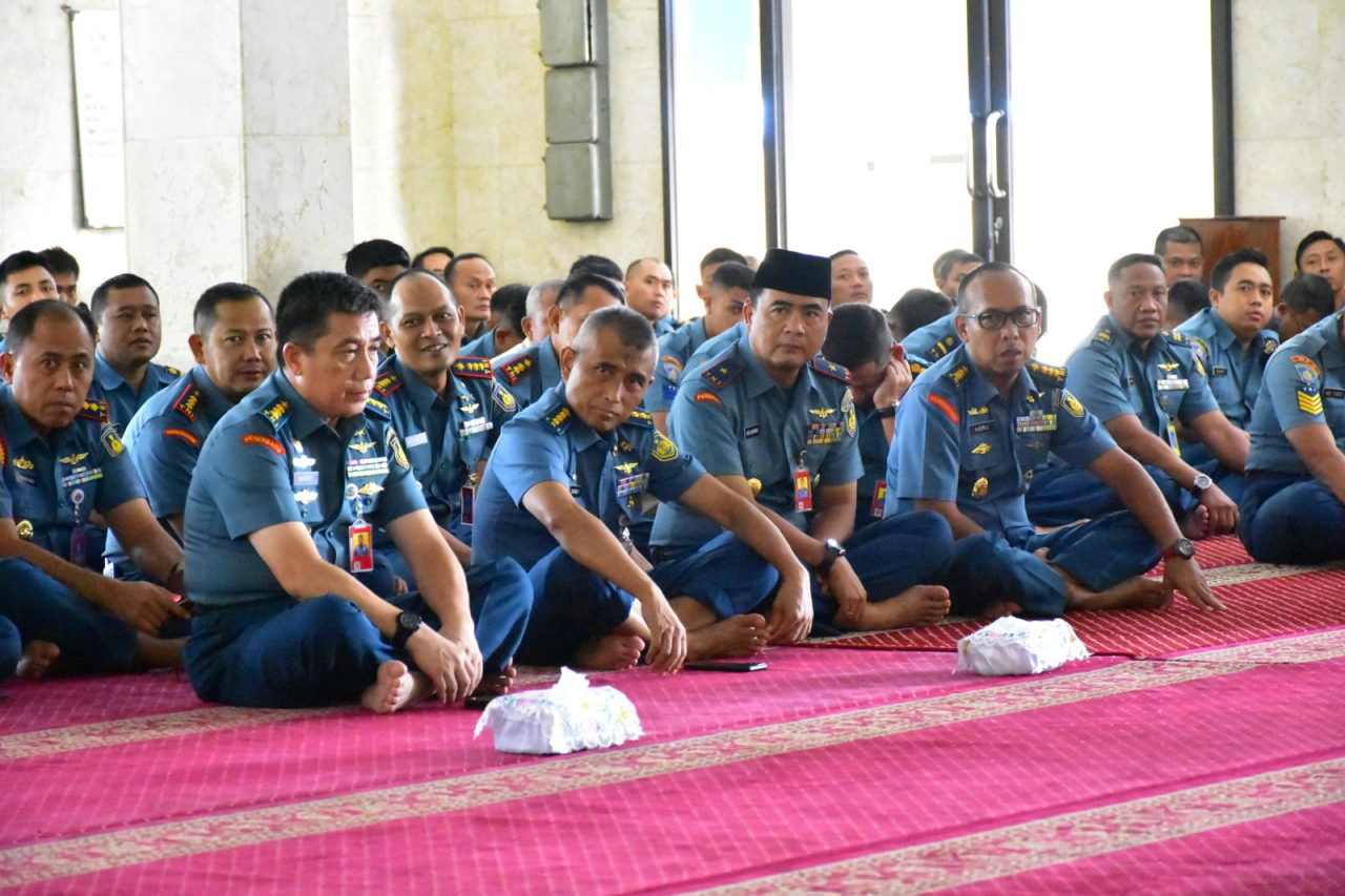 Wakil Komandan Puspenerbal, Laksma TNl Bayu Alisyahbana (kopyah hitam) hadir di Mesjid Ass Syuhada, Lanudal Juanda  (Foto: Dok/istmw)