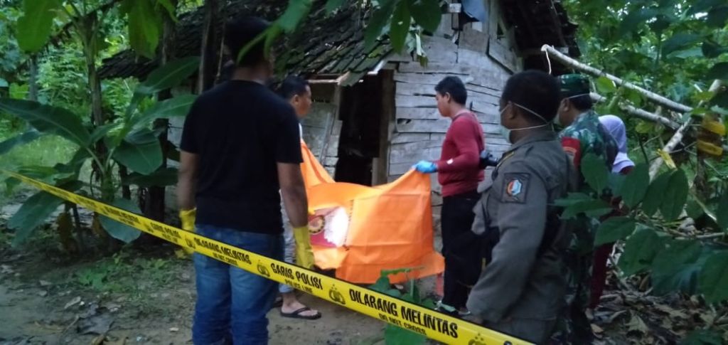 Polsek Ngasem bersama Tim Inafis Polres Bojonegoro Evakuasi Penemuan Mayat