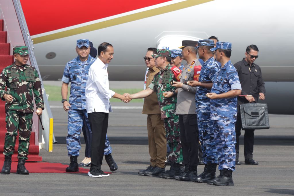 Mayjend TNI Rafael Granada Baay Bersama Forkopimda Jatim Dampingi Presiden Jokowi Resmikan Jalan di Madiun