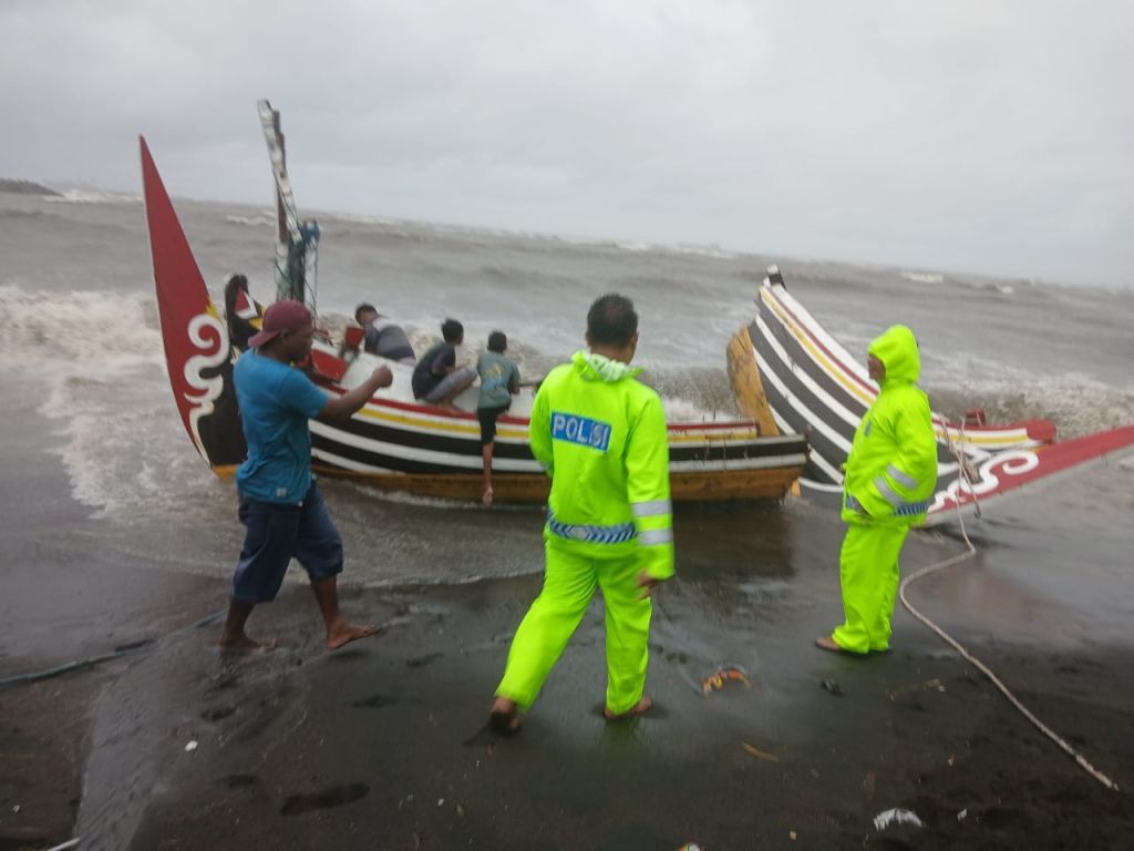 Nelayan Perairan Situbondo di Selamatkan Satpolairud