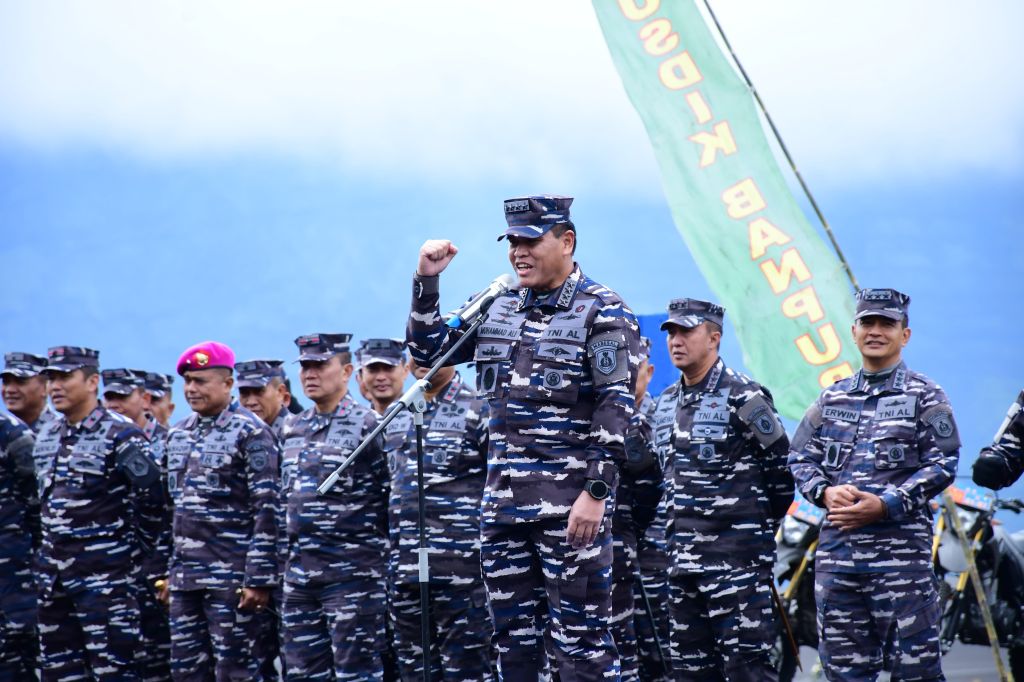 Komandan Puspenerbal Dampingi Kasal di Bromo Saat Tinjau Etape Limed Dikko Marinir