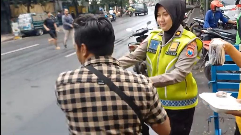 Raih Berkah Ramadhan Satlantas Polres Pelabuhan Tanjung Perak Berbagi Takjil